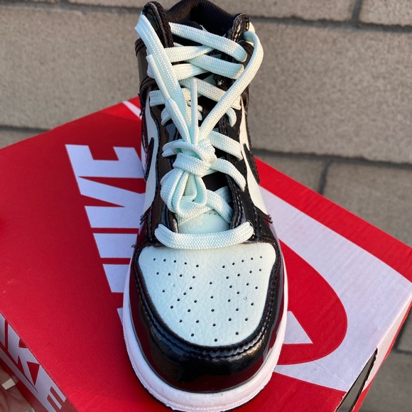 SOLD 💌 Nike Dunks - Picture 2 of 4